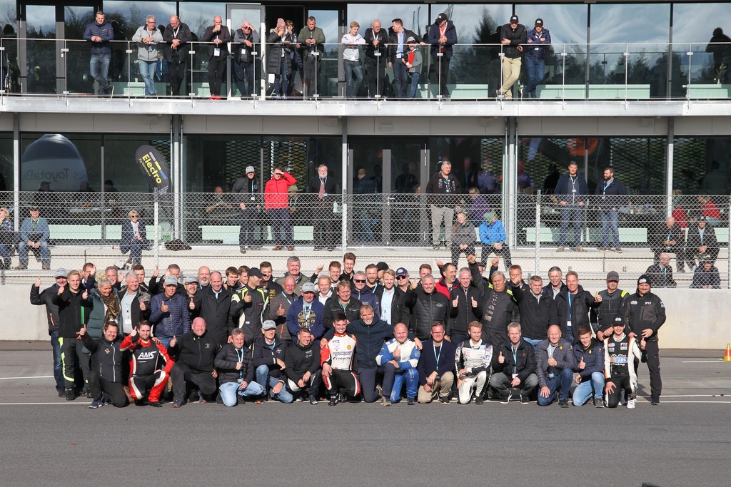 Godt 50 af de henved 170 DTC-kørere gennem tiden var mødt frem på FDM Jyllandsringen for at markere afslutningen på 20 års motorsportshistorie
(Foto: Henning Smed Madsen)